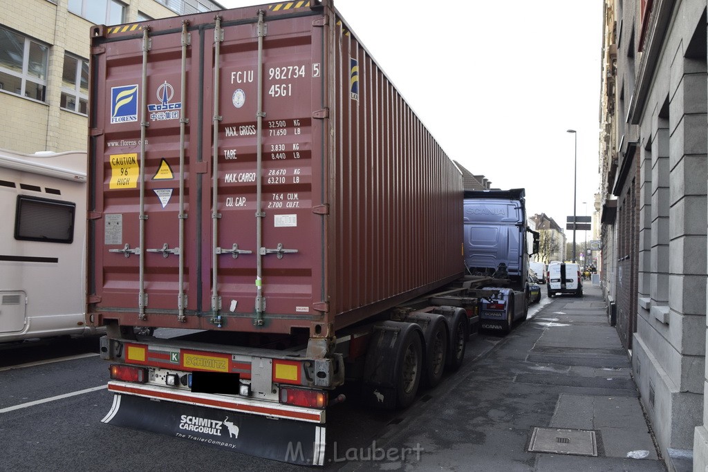 LKW gegen Bruecke wegen Rettungsgasse Koeln Muelheim P11.JPG - Miklos Laubert